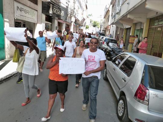 Funcionários do hospital foram às ruas demonstrar indignação e reforçar a greve. (Foto: Alex Hudson)